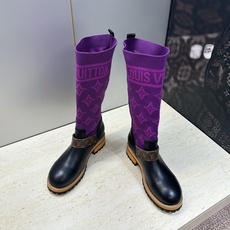 Louis Vuitton* 2026秋冬新款毛线筒弹力机车女靴 LV字母logo五金扣厚底低跟圆头一脚蹬拼色骑士军靴 Louis Vuitton* 2026秋冬新款毛线筒弹力机车女靴 LV字母logo五金扣厚底低跟圆头一脚蹬拼色骑士军靴