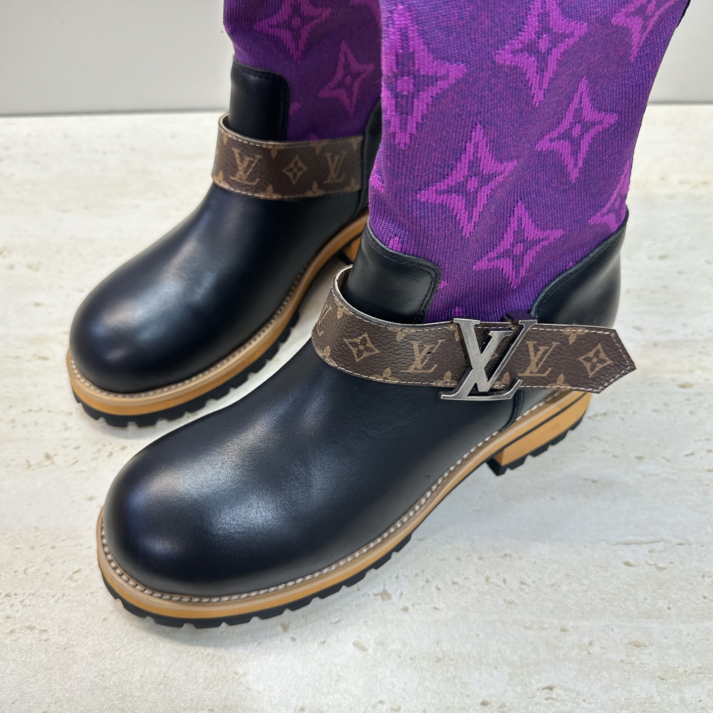 Louis Vuitton* 2026秋冬新款毛线筒弹力机车女靴 LV字母logo五金扣厚底低跟圆头一脚蹬拼色骑士军靴 Louis Vuitton* 2026秋冬新款毛线筒弹力机车女靴 LV字母logo五金扣厚底低跟圆头一脚蹬拼色骑士军靴