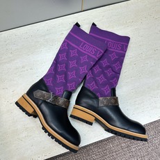 Louis Vuitton* 2026秋冬新款毛线筒弹力机车女靴 LV字母logo五金扣厚底低跟圆头一脚蹬拼色骑士军靴 Louis Vuitton* 2026秋冬新款毛线筒弹力机车女靴 LV字母logo五金扣厚底低跟圆头一脚蹬拼色骑士军靴