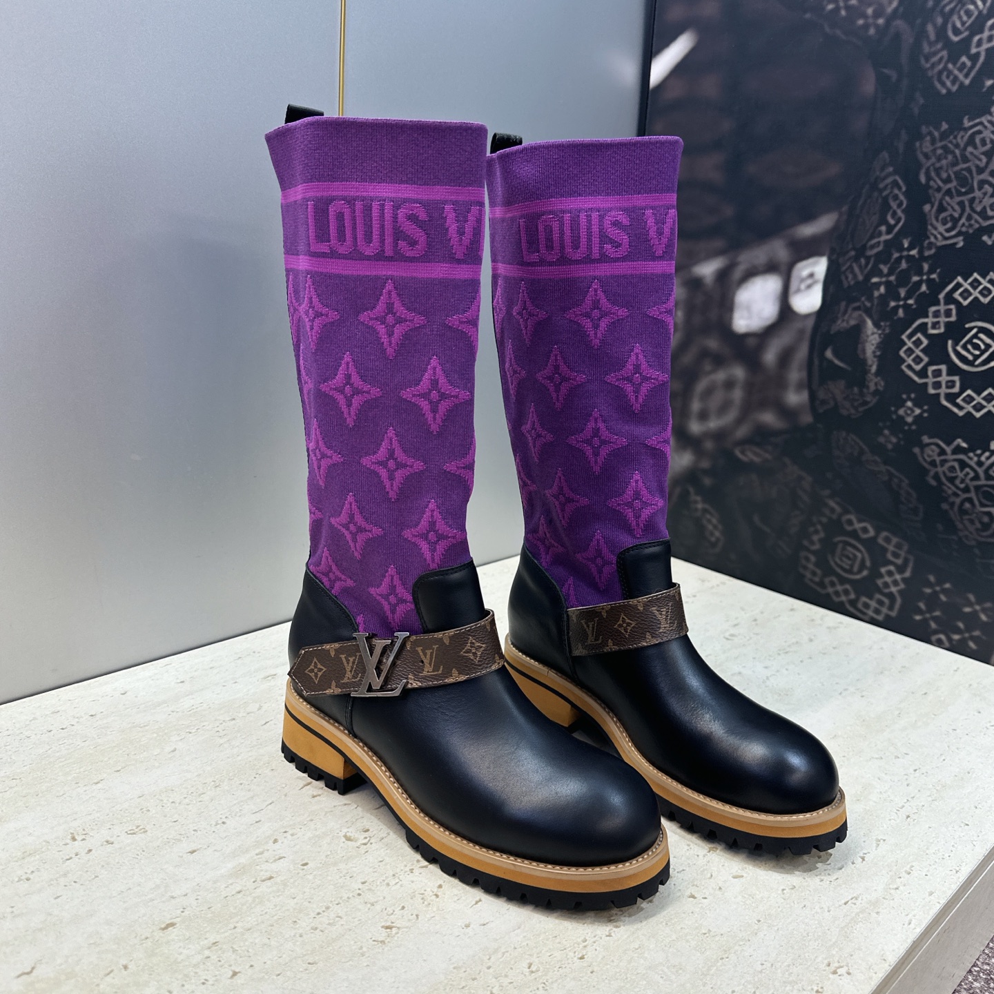 Louis Vuitton* 2026秋冬新款毛线筒弹力机车女靴 LV字母logo五金扣厚底低跟圆头一脚蹬拼色骑士军靴 Louis Vuitton* 2026秋冬新款毛线筒弹力机车女靴 LV字母logo五金扣厚底低跟圆头一脚蹬拼色骑士军靴