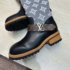 Louis Vuitton* 2026秋冬新款毛线筒弹力机车女靴 LV字母logo五金扣厚底低跟圆头一脚蹬拼色骑士军靴 Louis Vuitton* 2026秋冬新款毛线筒弹力机车女靴 LV字母logo五金扣厚底低跟圆头一脚蹬拼色骑士军靴