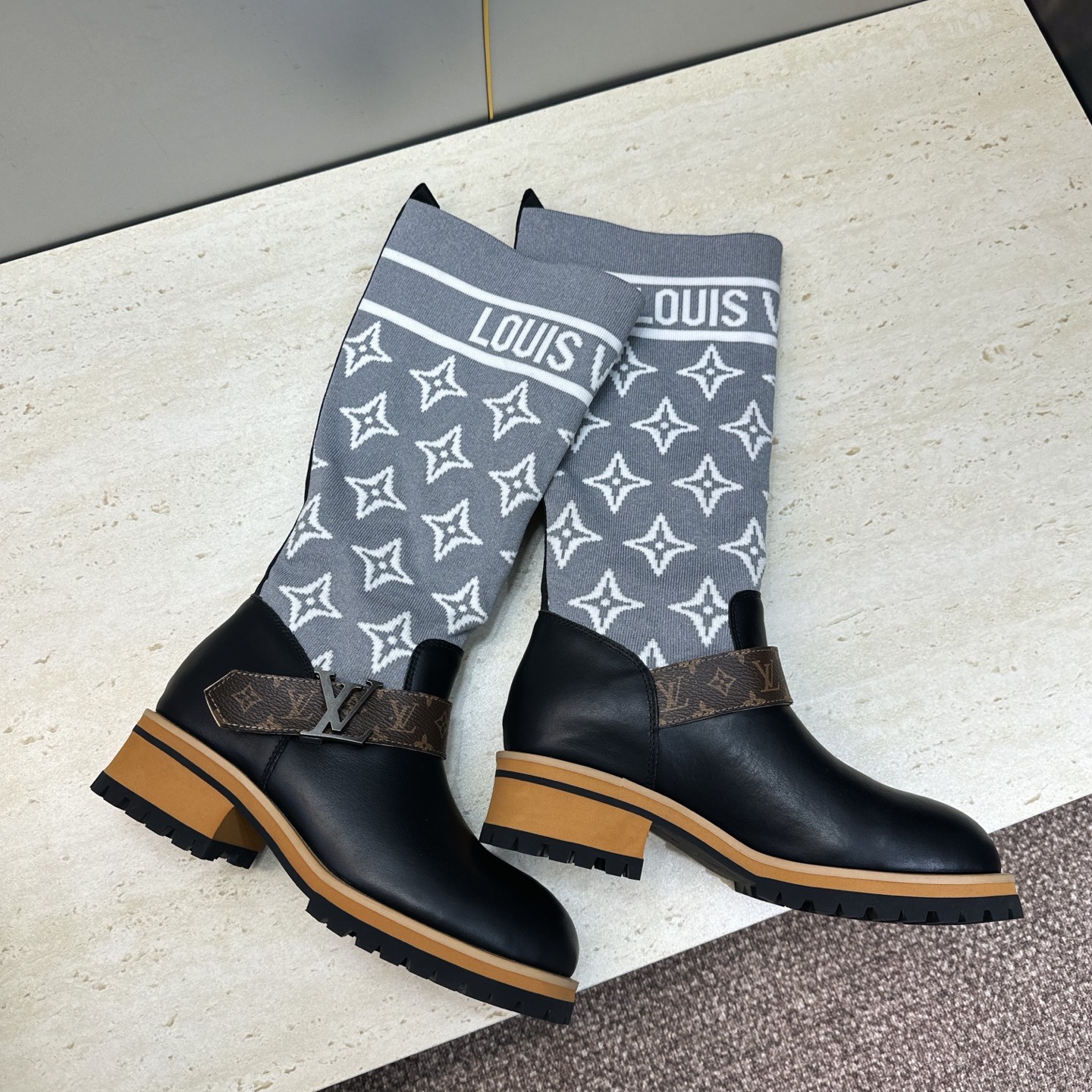 Louis Vuitton* 2026秋冬新款毛线筒弹力机车女靴 LV字母logo五金扣厚底低跟圆头一脚蹬拼色骑士军靴 Louis Vuitton* 2026秋冬新款毛线筒弹力机车女靴 LV字母logo五金扣厚底低跟圆头一脚蹬拼色骑士军靴