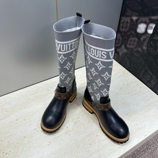 Louis Vuitton* 2026秋冬新款毛线筒弹力机车女靴 LV字母logo五金扣厚底低跟圆头一脚蹬拼色骑士军靴 Louis Vuitton* 2026秋冬新款毛线筒弹力机车女靴 LV字母logo五金扣厚底低跟圆头一脚蹬拼色骑士军靴