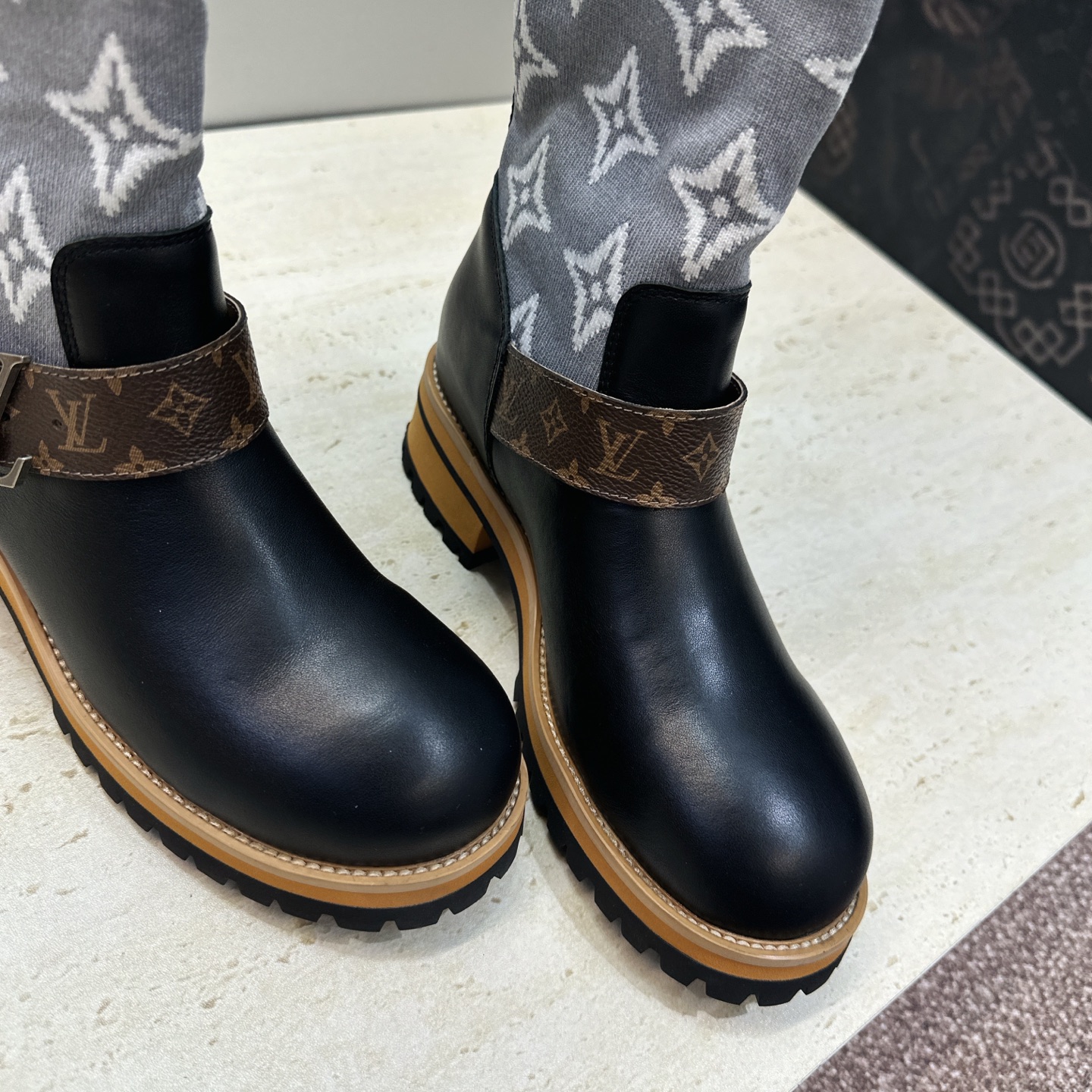 Louis Vuitton* 2026秋冬新款毛线筒弹力机车女靴 LV字母logo五金扣厚底低跟圆头一脚蹬拼色骑士军靴 Louis Vuitton* 2026秋冬新款毛线筒弹力机车女靴 LV字母logo五金扣厚底低跟圆头一脚蹬拼色骑士军靴