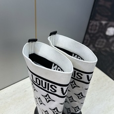 Louis Vuitton* 2026秋冬新款毛线筒弹力机车女靴 LV字母logo五金扣厚底低跟圆头一脚蹬拼色骑士军靴 Louis Vuitton* 2026秋冬新款毛线筒弹力机车女靴 LV字母logo五金扣厚底低跟圆头一脚蹬拼色骑士军靴