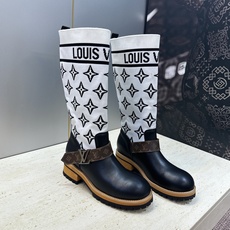 Louis Vuitton* 2026秋冬新款毛线筒弹力机车女靴 LV字母logo五金扣厚底低跟圆头一脚蹬拼色骑士军靴 Louis Vuitton* 2026秋冬新款毛线筒弹力机车女靴 LV字母logo五金扣厚底低跟圆头一脚蹬拼色骑士军靴