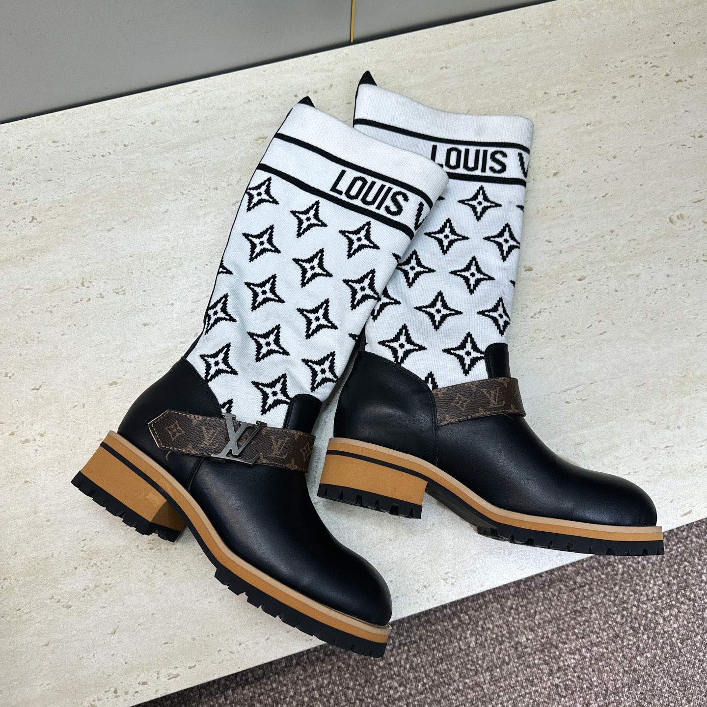 Louis Vuitton* 2026秋冬新款毛线筒弹力机车女靴 LV字母logo五金扣厚底低跟圆头一脚蹬拼色骑士军靴 Louis Vuitton* 2026秋冬新款毛线筒弹力机车女靴 LV字母logo五金扣厚底低跟圆头一脚蹬拼色骑士军靴