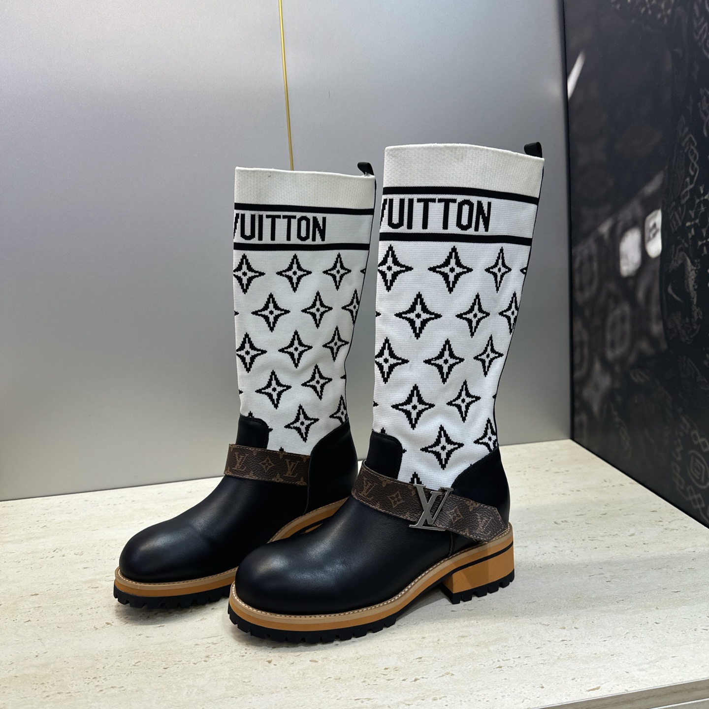 Louis Vuitton* 2026秋冬新款毛线筒弹力机车女靴 LV字母logo五金扣厚底低跟圆头一脚蹬拼色骑士军靴 Louis Vuitton* 2026秋冬新款毛线筒弹力机车女靴 LV字母logo五金扣厚底低跟圆头一脚蹬拼色骑士军靴