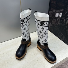 Louis Vuitton* 2026秋冬新款毛线筒弹力机车女靴 LV字母logo五金扣厚底低跟圆头一脚蹬拼色骑士军靴 Louis Vuitton* 2026秋冬新款毛线筒弹力机车女靴 LV字母logo五金扣厚底低跟圆头一脚蹬拼色骑士军靴