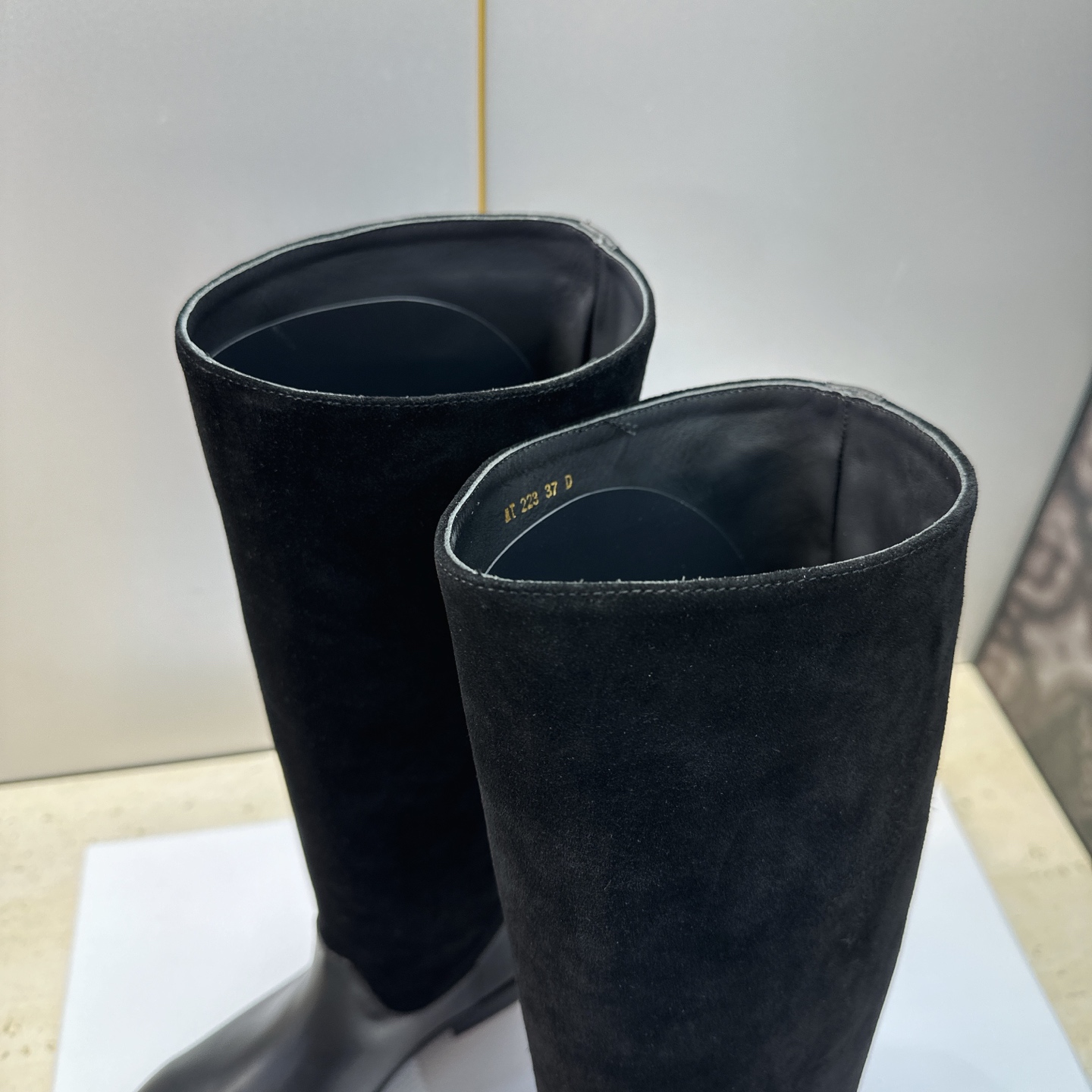 顶级版 Dior 迪奥2026秋冬走秀高定系列Medaillon系列及膝女靴 CD字母logo 标志性徽章电绣拼色优雅高 顶级版 Dior 迪奥2026秋冬走秀高定系列Medaillon系列及膝女靴 CD字母logo 标志性徽章电绣拼色优雅高