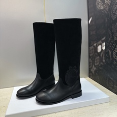顶级版 Dior 迪奥2026秋冬走秀高定系列Medaillon系列及膝女靴 CD字母logo 标志性徽章电绣拼色优雅高 顶级版 Dior 迪奥2026秋冬走秀高定系列Medaillon系列及膝女靴 CD字母logo 标志性徽章电绣拼色优雅高