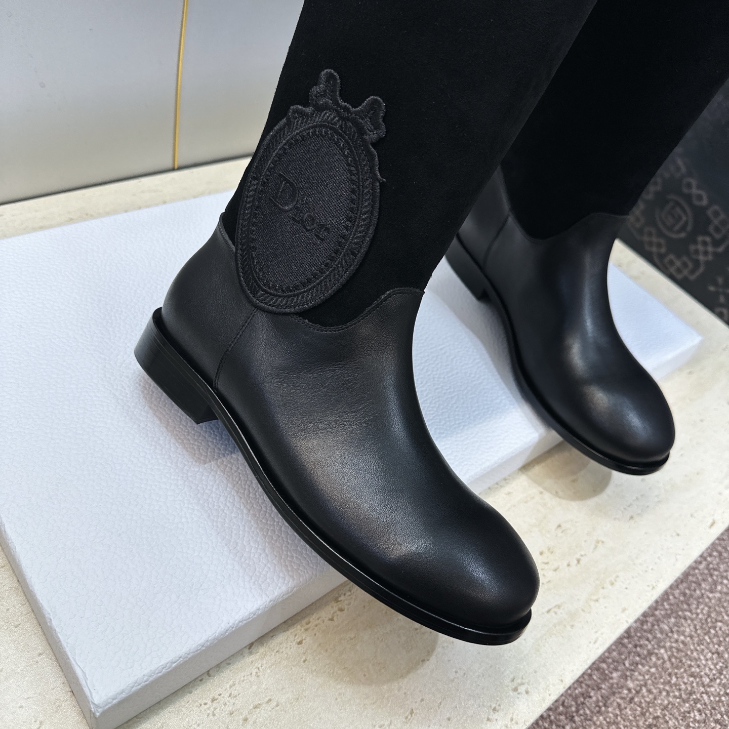 顶级版 Dior 迪奥2026秋冬走秀高定系列Medaillon系列及膝女靴 CD字母logo 标志性徽章电绣拼色优雅高 顶级版 Dior 迪奥2026秋冬走秀高定系列Medaillon系列及膝女靴 CD字母logo 标志性徽章电绣拼色优雅高