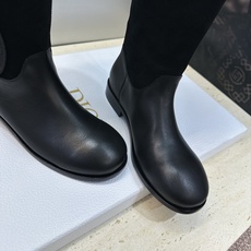 顶级版 Dior 迪奥2026秋冬走秀高定系列Medaillon系列及膝女靴 CD字母logo 标志性徽章电绣拼色优雅高 顶级版 Dior 迪奥2026秋冬走秀高定系列Medaillon系列及膝女靴 CD字母logo 标志性徽章电绣拼色优雅高