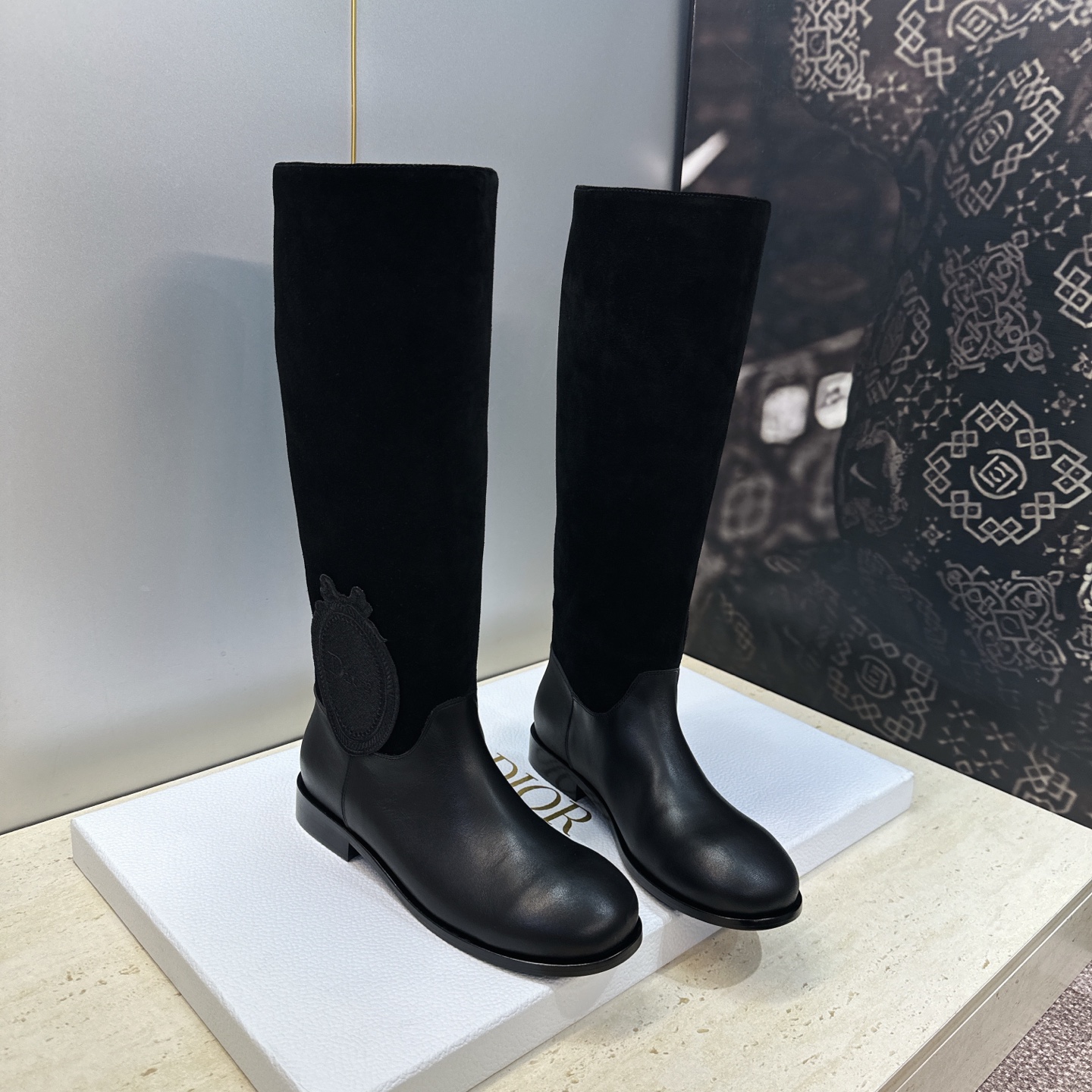 顶级版 Dior 迪奥2026秋冬走秀高定系列Medaillon系列及膝女靴 CD字母logo 标志性徽章电绣拼色优雅高