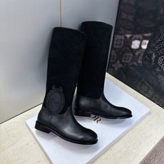 顶级版 Dior 迪奥2026秋冬走秀高定系列Medaillon系列及膝女靴 CD字母logo 标志性徽章电绣拼色优雅高 顶级版 Dior 迪奥2026秋冬走秀高定系列Medaillon系列及膝女靴 CD字母logo 标志性徽章电绣拼色优雅高