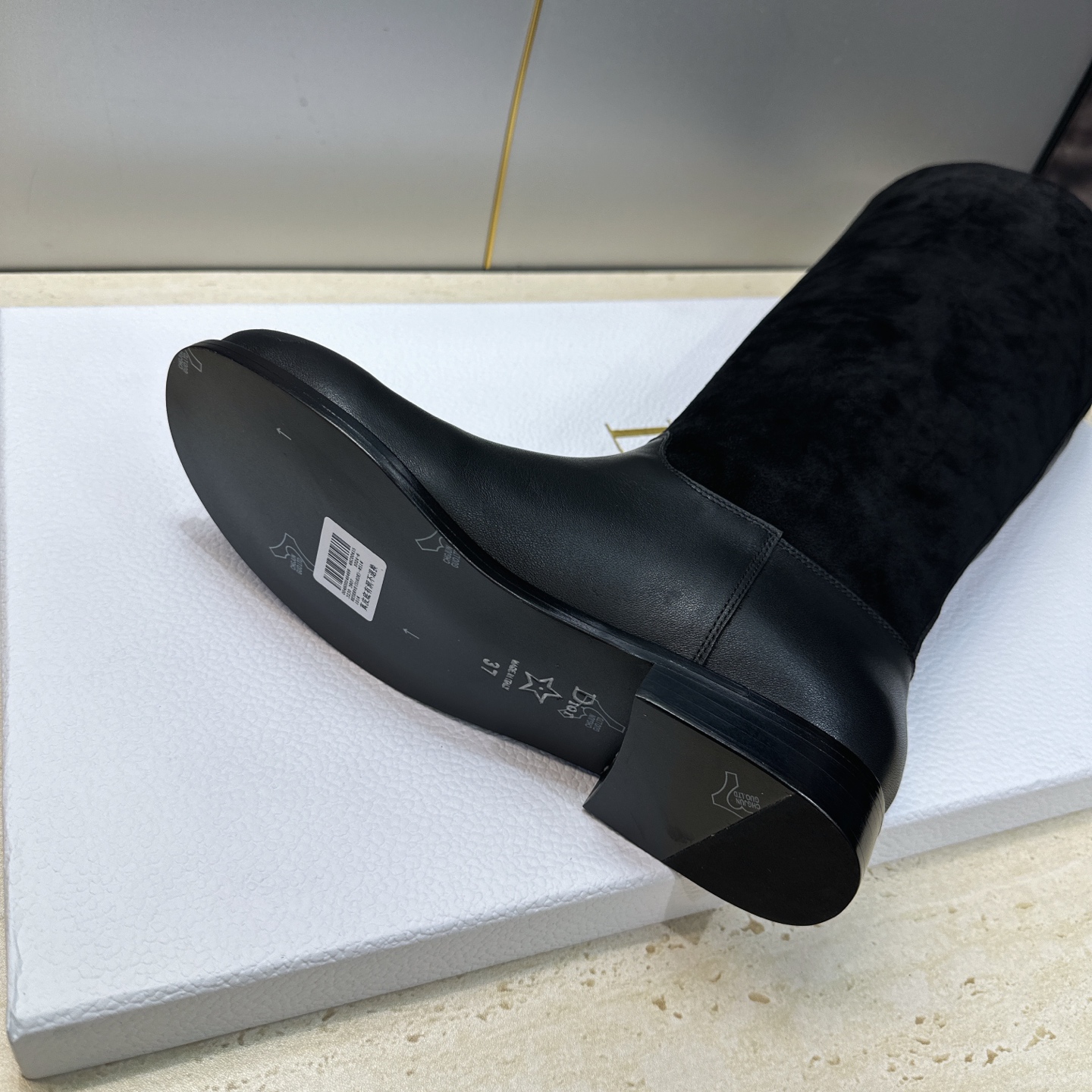 顶级版 Dior 迪奥2026秋冬走秀高定系列Medaillon系列及膝女靴 CD字母logo 标志性徽章电绣拼色优雅高 顶级版 Dior 迪奥2026秋冬走秀高定系列Medaillon系列及膝女靴 CD字母logo 标志性徽章电绣拼色优雅高