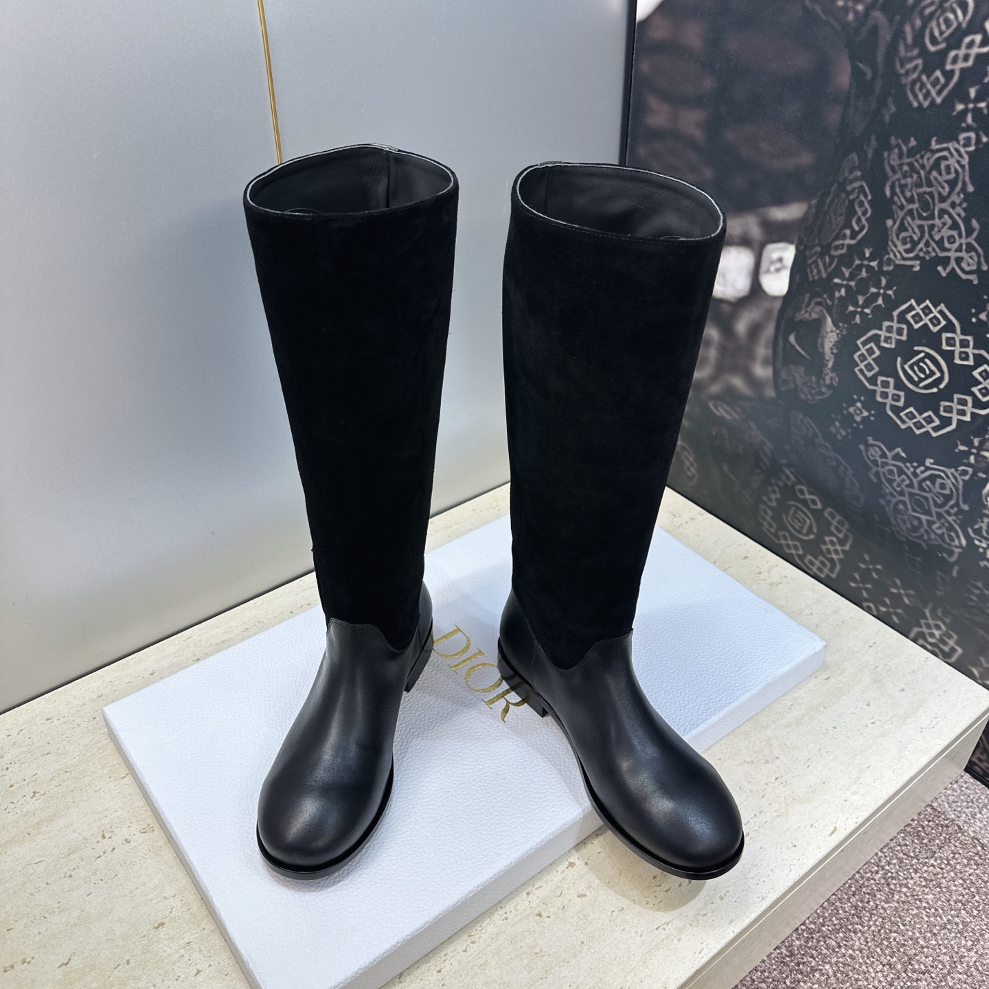 顶级版 Dior 迪奥2026秋冬走秀高定系列Medaillon系列及膝女靴 CD字母logo 标志性徽章电绣拼色优雅高 顶级版 Dior 迪奥2026秋冬走秀高定系列Medaillon系列及膝女靴 CD字母logo 标志性徽章电绣拼色优雅高