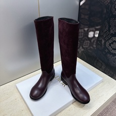 顶级版 Dior 迪奥2026秋冬走秀高定系列Medaillon系列及膝女靴 CD字母logo 标志性徽章电绣拼色优雅高 顶级版 Dior 迪奥2026秋冬走秀高定系列Medaillon系列及膝女靴 CD字母logo 标志性徽章电绣拼色优雅高