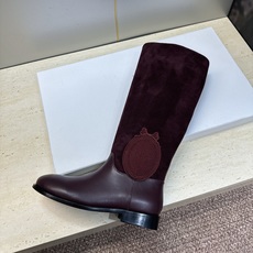 顶级版 Dior 迪奥2026秋冬走秀高定系列Medaillon系列及膝女靴 CD字母logo 标志性徽章电绣拼色优雅高 顶级版 Dior 迪奥2026秋冬走秀高定系列Medaillon系列及膝女靴 CD字母logo 标志性徽章电绣拼色优雅高