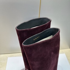 顶级版 Dior 迪奥2026秋冬走秀高定系列Medaillon系列及膝女靴 CD字母logo 标志性徽章电绣拼色优雅高 顶级版 Dior 迪奥2026秋冬走秀高定系列Medaillon系列及膝女靴 CD字母logo 标志性徽章电绣拼色优雅高