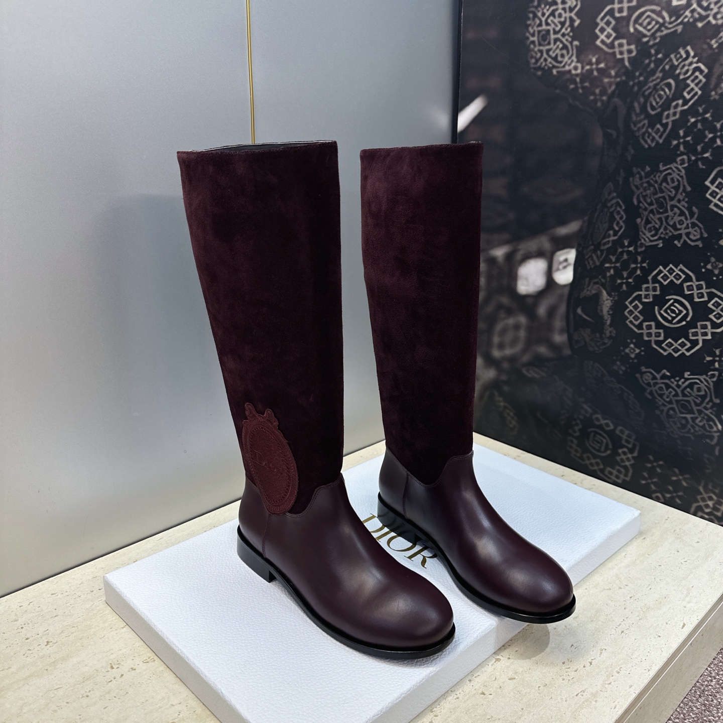 顶级版 Dior 迪奥2026秋冬走秀高定系列Medaillon系列及膝女靴 CD字母logo 标志性徽章电绣拼色优雅高