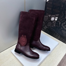 顶级版 Dior 迪奥2026秋冬走秀高定系列Medaillon系列及膝女靴 CD字母logo 标志性徽章电绣拼色优雅高 顶级版 Dior 迪奥2026秋冬走秀高定系列Medaillon系列及膝女靴 CD字母logo 标志性徽章电绣拼色优雅高