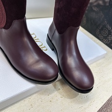 顶级版 Dior 迪奥2026秋冬走秀高定系列Medaillon系列及膝女靴 CD字母logo 标志性徽章电绣拼色优雅高 顶级版 Dior 迪奥2026秋冬走秀高定系列Medaillon系列及膝女靴 CD字母logo 标志性徽章电绣拼色优雅高