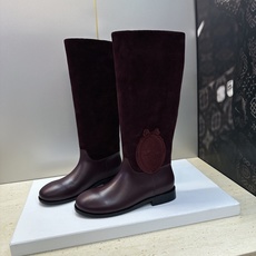 顶级版 Dior 迪奥2026秋冬走秀高定系列Medaillon系列及膝女靴 CD字母logo 标志性徽章电绣拼色优雅高 顶级版 Dior 迪奥2026秋冬走秀高定系列Medaillon系列及膝女靴 CD字母logo 标志性徽章电绣拼色优雅高