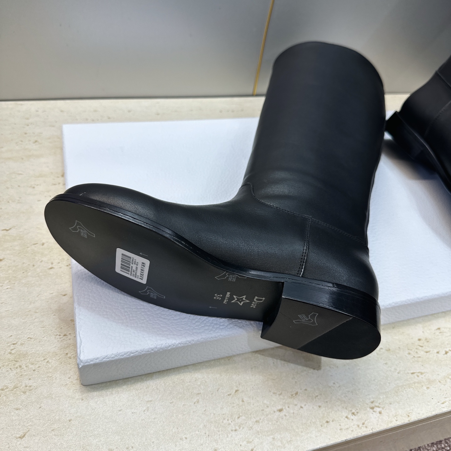 顶级版 Dior 迪奥2026秋冬走秀高定系列Medaillon系列及膝女靴 CD字母logo 标志性徽章电绣拼色优雅高 顶级版 Dior 迪奥2026秋冬走秀高定系列Medaillon系列及膝女靴 CD字母logo 标志性徽章电绣拼色优雅高