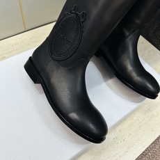 顶级版 Dior 迪奥2026秋冬走秀高定系列Medaillon系列及膝女靴 CD字母logo 标志性徽章电绣拼色优雅高 顶级版 Dior 迪奥2026秋冬走秀高定系列Medaillon系列及膝女靴 CD字母logo 标志性徽章电绣拼色优雅高
