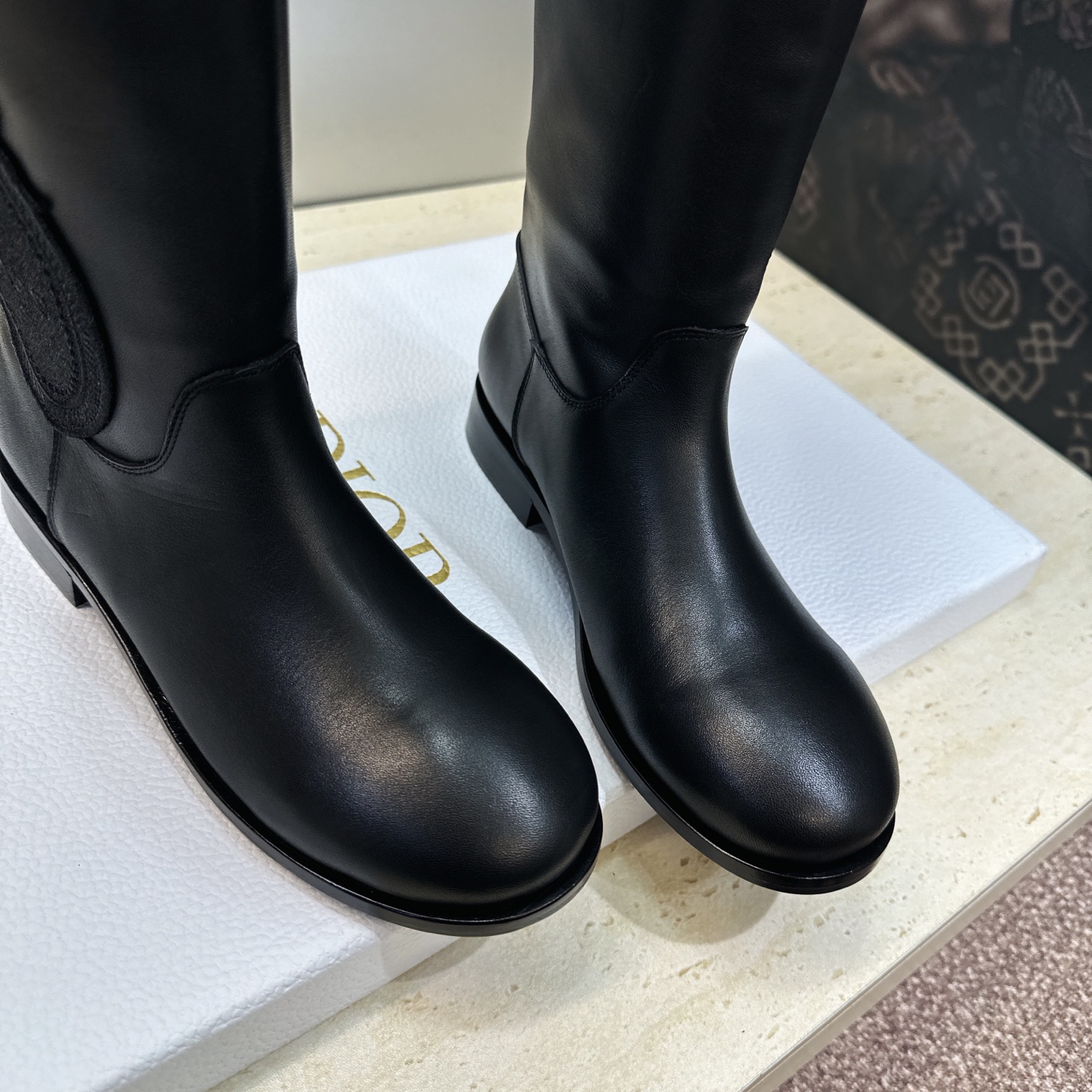 顶级版 Dior 迪奥2026秋冬走秀高定系列Medaillon系列及膝女靴 CD字母logo 标志性徽章电绣拼色优雅高 顶级版 Dior 迪奥2026秋冬走秀高定系列Medaillon系列及膝女靴 CD字母logo 标志性徽章电绣拼色优雅高