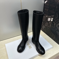 顶级版 Dior 迪奥2026秋冬走秀高定系列Medaillon系列及膝女靴 CD字母logo 标志性徽章电绣拼色优雅高 顶级版 Dior 迪奥2026秋冬走秀高定系列Medaillon系列及膝女靴 CD字母logo 标志性徽章电绣拼色优雅高