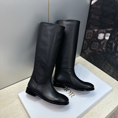 顶级版 Dior 迪奥2026秋冬走秀高定系列Medaillon系列及膝女靴 CD字母logo 标志性徽章电绣拼色优雅高 顶级版 Dior 迪奥2026秋冬走秀高定系列Medaillon系列及膝女靴 CD字母logo 标志性徽章电绣拼色优雅高