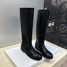 顶级版 Dior 迪奥2026秋冬走秀高定系列Medaillon系列及膝女靴 CD字母logo 标志性徽章电绣拼色优雅高 顶级版 Dior 迪奥2026秋冬走秀高定系列Medaillon系列及膝女靴 CD字母logo 标志性徽章电绣拼色优雅高