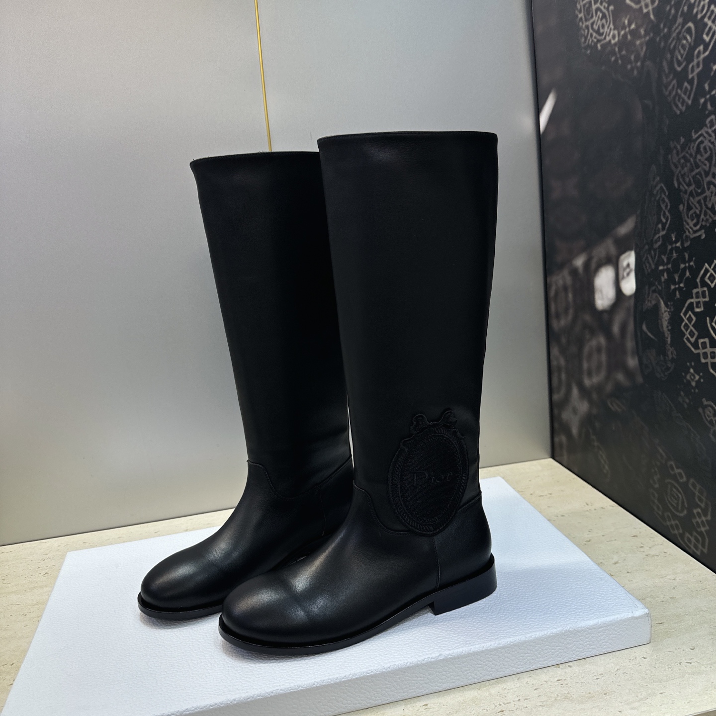 顶级版 Dior 迪奥2026秋冬走秀高定系列Medaillon系列及膝女靴 CD字母logo 标志性徽章电绣拼色优雅高 顶级版 Dior 迪奥2026秋冬走秀高定系列Medaillon系列及膝女靴 CD字母logo 标志性徽章电绣拼色优雅高