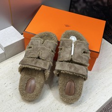 (配全套飞机盒) 顶级版 HERMERS 爱马仕2026秋冬新色度假风拼色女鞋 H家字母logo经典平底圆头露趾保暖羊 (配全套飞机盒) 顶级版 HERMERS 爱马仕2026秋冬新色度假风拼色女鞋 H家字母logo经典平底圆头露趾保暖羊