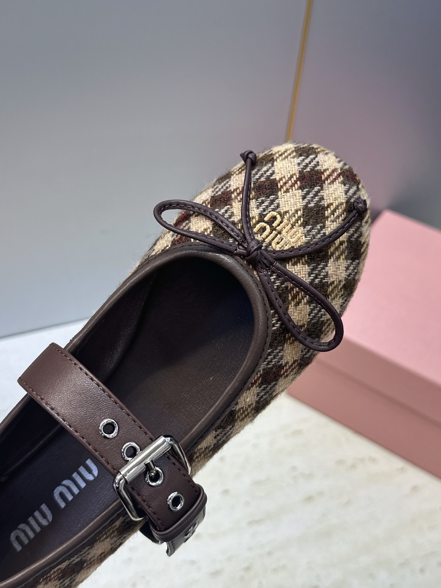 Miumiu 2026秋冬新款芭蕾舞女鞋 缪缪字母logo五金扣平底圆头拼色玛丽珍乐福单鞋 材质鞋面进口环保透气毛呢布/ Miumiu 2026秋冬新款芭蕾舞女鞋 缪缪字母logo五金扣平底圆头拼色玛丽珍乐福单鞋 材质鞋面进口环保透气毛呢布/