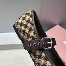 Miumiu 2026秋冬新款芭蕾舞女鞋 缪缪字母logo五金扣平底圆头拼色玛丽珍乐福单鞋 材质鞋面进口环保透气毛呢布/ Miumiu 2026秋冬新款芭蕾舞女鞋 缪缪字母logo五金扣平底圆头拼色玛丽珍乐福单鞋 材质鞋面进口环保透气毛呢布/