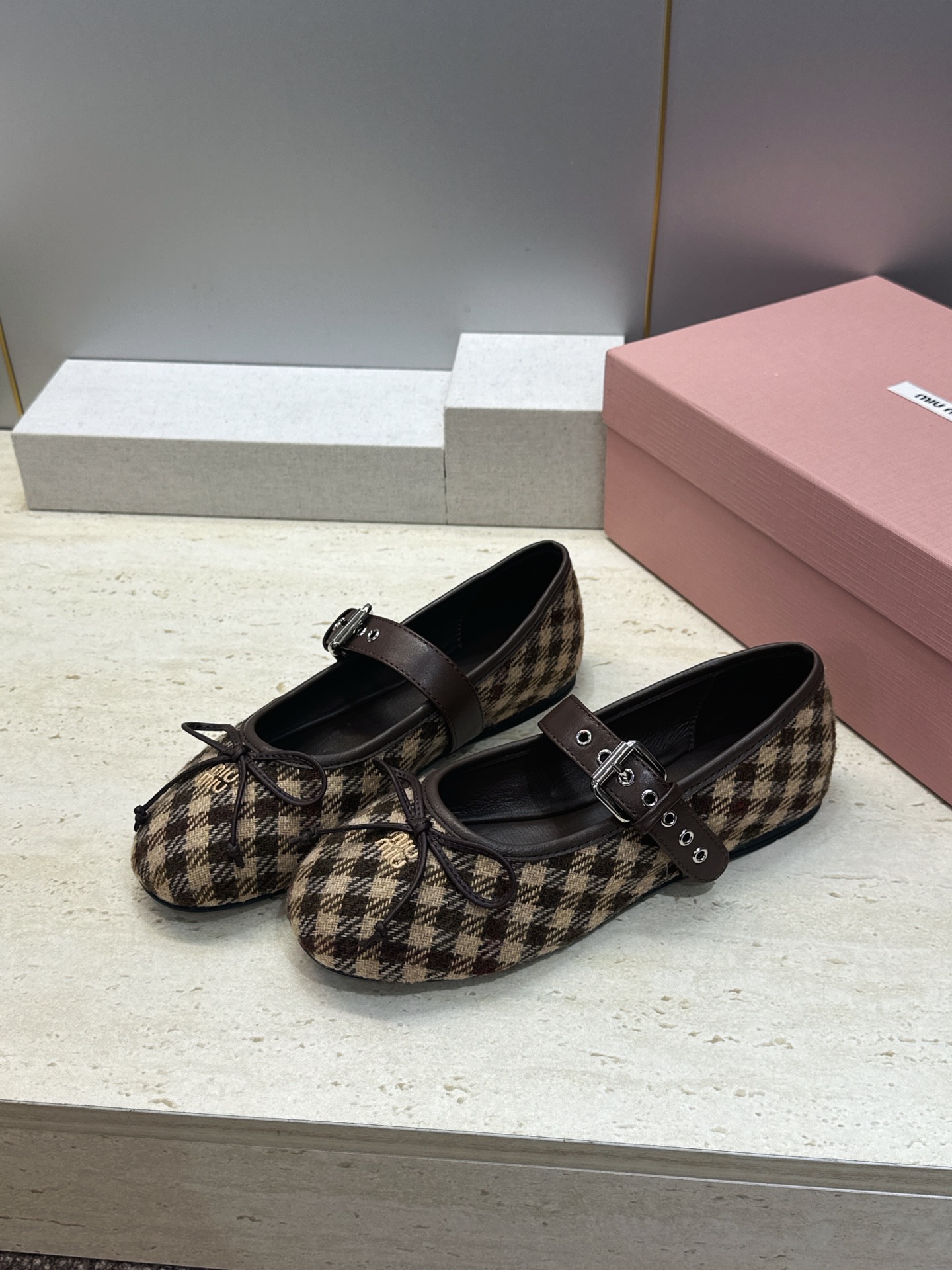 Miumiu 2026秋冬新款芭蕾舞女鞋 缪缪字母logo五金扣平底圆头拼色玛丽珍乐福单鞋 材质鞋面进口环保透气毛呢布/ Miumiu 2026秋冬新款芭蕾舞女鞋 缪缪字母logo五金扣平底圆头拼色玛丽珍乐福单鞋 材质鞋面进口环保透气毛呢布/