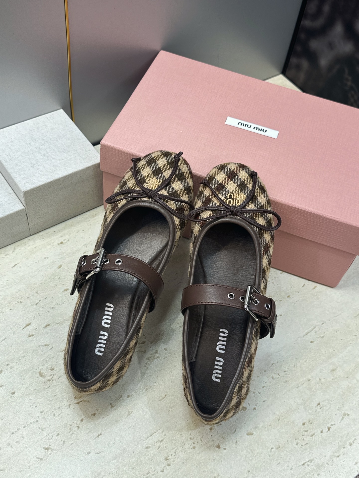 Miumiu 2026秋冬新款芭蕾舞女鞋 缪缪字母logo五金扣平底圆头拼色玛丽珍乐福单鞋 材质鞋面进口环保透气毛呢布/ Miumiu 2026秋冬新款芭蕾舞女鞋 缪缪字母logo五金扣平底圆头拼色玛丽珍乐福单鞋 材质鞋面进口环保透气毛呢布/