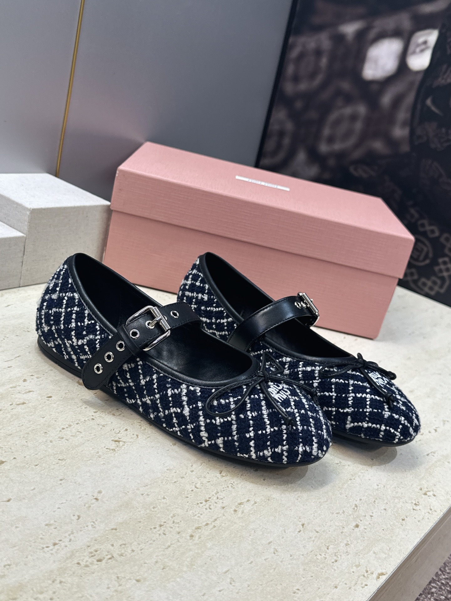 Miumiu 2026秋冬新款芭蕾舞女鞋 缪缪字母logo五金扣平底圆头拼色玛丽珍乐福单鞋 材质鞋面进口环保透气毛呢布/