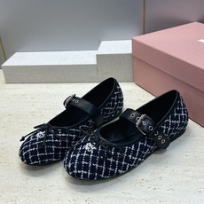 Miumiu 2026秋冬新款芭蕾舞女鞋 缪缪字母logo五金扣平底圆头拼色玛丽珍乐福单鞋 材质鞋面进口环保透气毛呢布/ Miumiu 2026秋冬新款芭蕾舞女鞋 缪缪字母logo五金扣平底圆头拼色玛丽珍乐福单鞋 材质鞋面进口环保透气毛呢布/