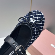 Miumiu 2026秋冬新款芭蕾舞女鞋 缪缪字母logo五金扣平底圆头拼色玛丽珍乐福单鞋 材质鞋面进口环保透气毛呢布/ Miumiu 2026秋冬新款芭蕾舞女鞋 缪缪字母logo五金扣平底圆头拼色玛丽珍乐福单鞋 材质鞋面进口环保透气毛呢布/