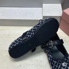 Miumiu 2026秋冬新款芭蕾舞女鞋 缪缪字母logo五金扣平底圆头拼色玛丽珍乐福单鞋 材质鞋面进口环保透气毛呢布/ Miumiu 2026秋冬新款芭蕾舞女鞋 缪缪字母logo五金扣平底圆头拼色玛丽珍乐福单鞋 材质鞋面进口环保透气毛呢布/