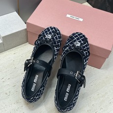 Miumiu 2026秋冬新款芭蕾舞女鞋 缪缪字母logo五金扣平底圆头拼色玛丽珍乐福单鞋 材质鞋面进口环保透气毛呢布/ Miumiu 2026秋冬新款芭蕾舞女鞋 缪缪字母logo五金扣平底圆头拼色玛丽珍乐福单鞋 材质鞋面进口环保透气毛呢布/