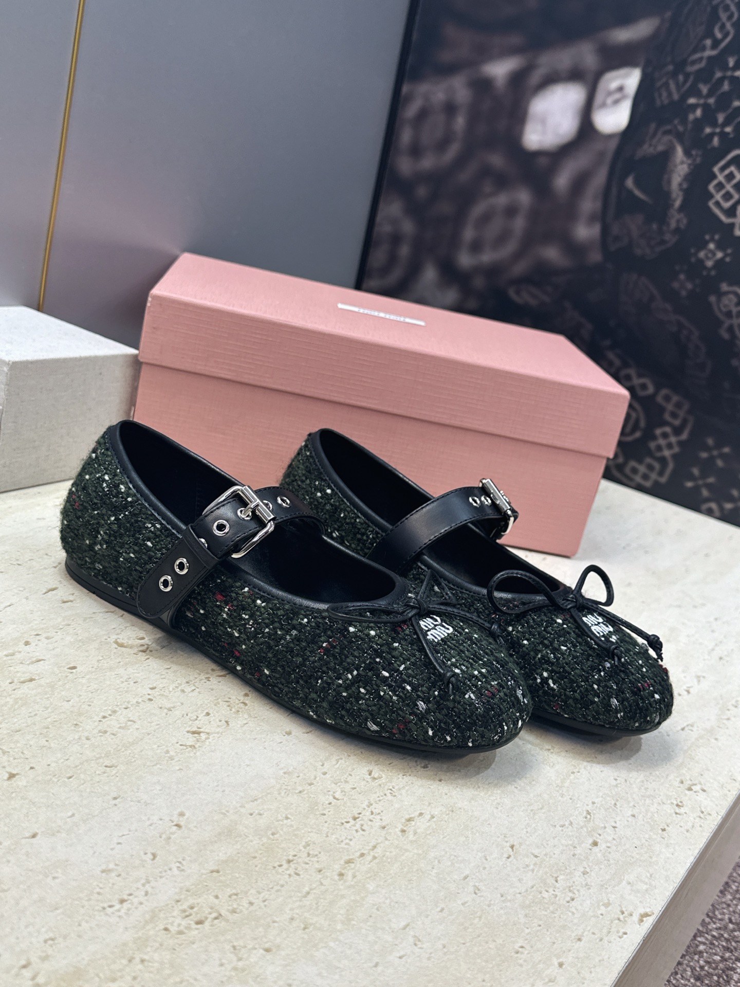 Miumiu 2026秋冬新款芭蕾舞女鞋 缪缪字母logo五金扣平底圆头拼色玛丽珍乐福单鞋 材质鞋面进口环保透气毛呢布/