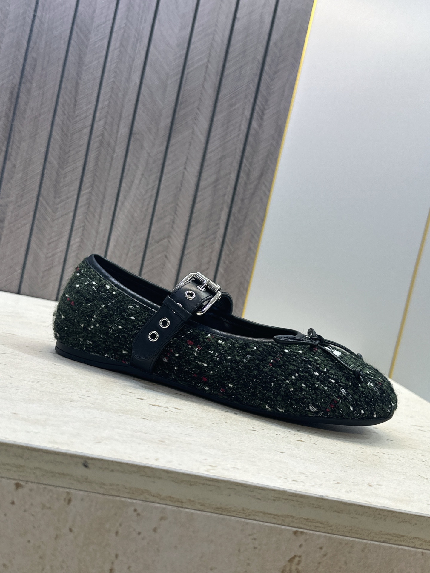 Miumiu 2026秋冬新款芭蕾舞女鞋 缪缪字母logo五金扣平底圆头拼色玛丽珍乐福单鞋 材质鞋面进口环保透气毛呢布/ Miumiu 2026秋冬新款芭蕾舞女鞋 缪缪字母logo五金扣平底圆头拼色玛丽珍乐福单鞋 材质鞋面进口环保透气毛呢布/