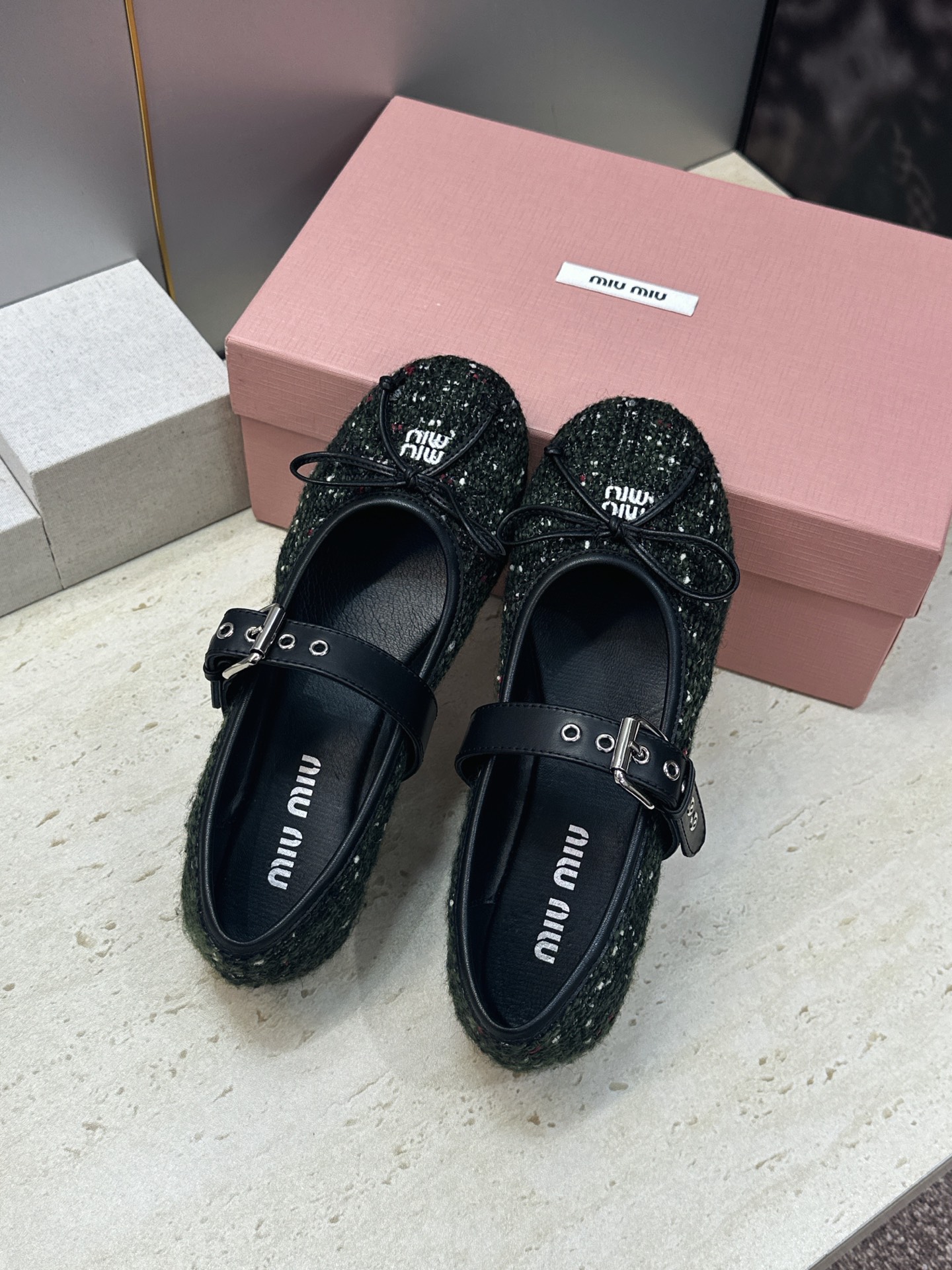 Miumiu 2026秋冬新款芭蕾舞女鞋 缪缪字母logo五金扣平底圆头拼色玛丽珍乐福单鞋 材质鞋面进口环保透气毛呢布/ Miumiu 2026秋冬新款芭蕾舞女鞋 缪缪字母logo五金扣平底圆头拼色玛丽珍乐福单鞋 材质鞋面进口环保透气毛呢布/