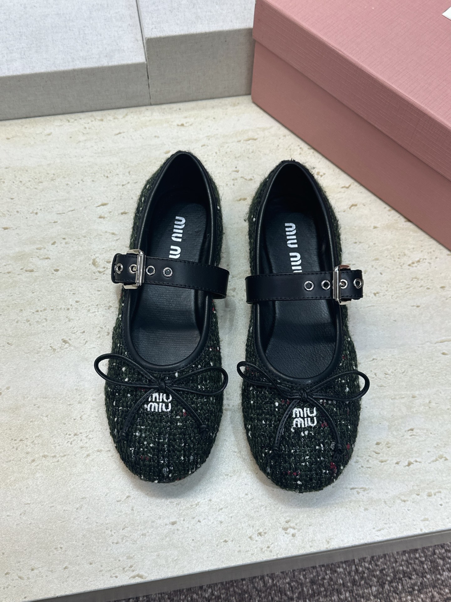 Miumiu 2026秋冬新款芭蕾舞女鞋 缪缪字母logo五金扣平底圆头拼色玛丽珍乐福单鞋 材质鞋面进口环保透气毛呢布/ Miumiu 2026秋冬新款芭蕾舞女鞋 缪缪字母logo五金扣平底圆头拼色玛丽珍乐福单鞋 材质鞋面进口环保透气毛呢布/