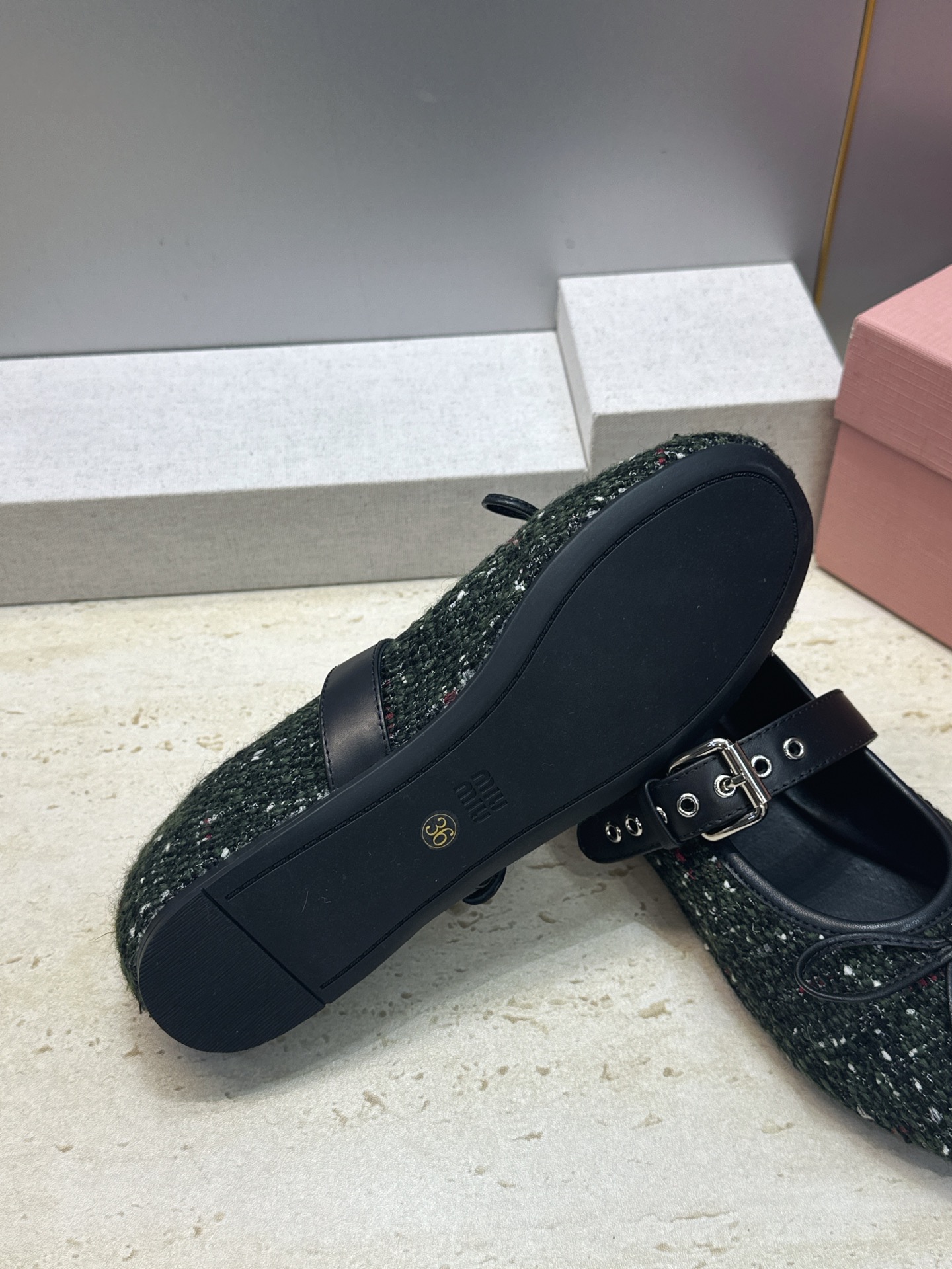 Miumiu 2026秋冬新款芭蕾舞女鞋 缪缪字母logo五金扣平底圆头拼色玛丽珍乐福单鞋 材质鞋面进口环保透气毛呢布/ Miumiu 2026秋冬新款芭蕾舞女鞋 缪缪字母logo五金扣平底圆头拼色玛丽珍乐福单鞋 材质鞋面进口环保透气毛呢布/